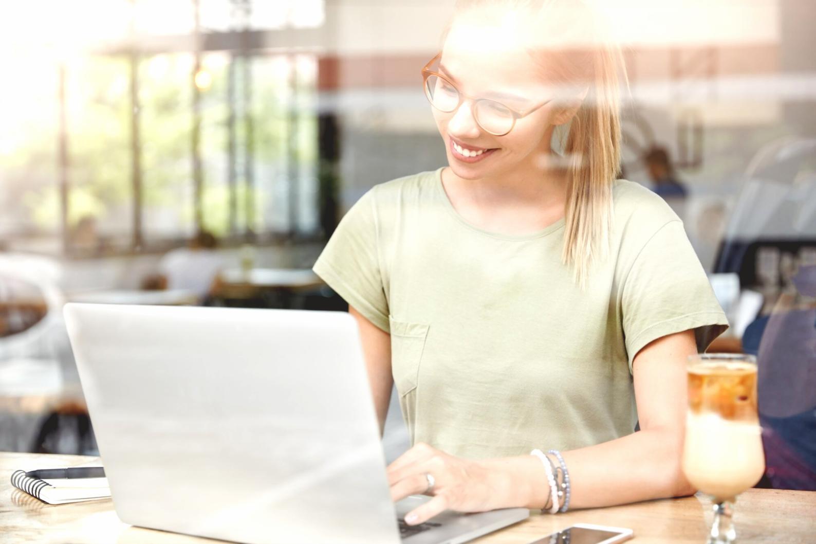 Environnement de travail professionnel avec outils de gestion du personnel