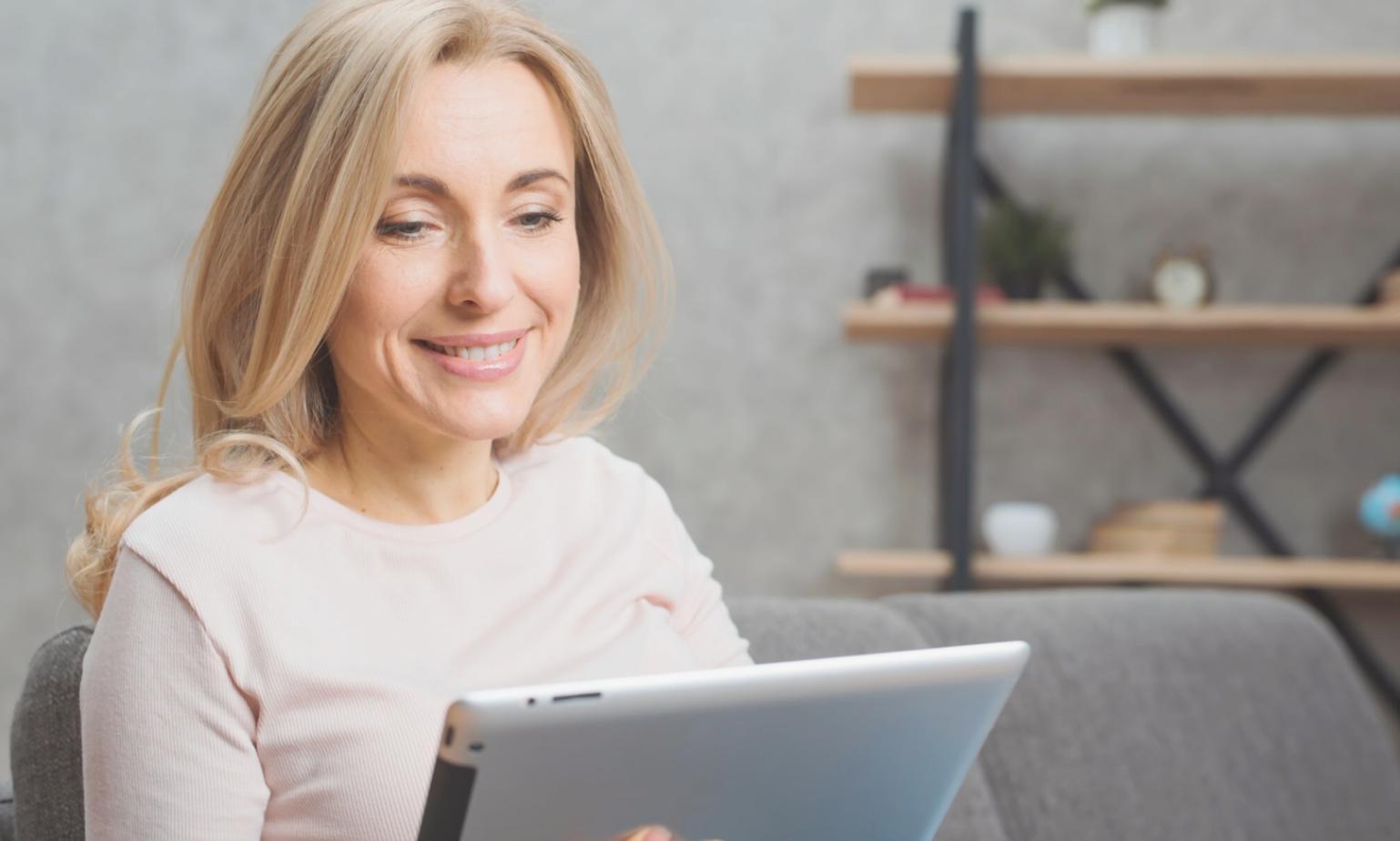 Espace de travail collaboratif montrant l'équipe prionexora en réunion