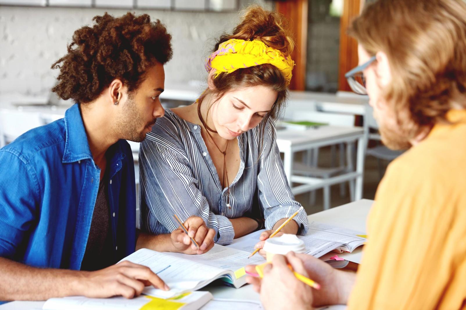 Équipe collaborant sur des stratégies de gestion financière