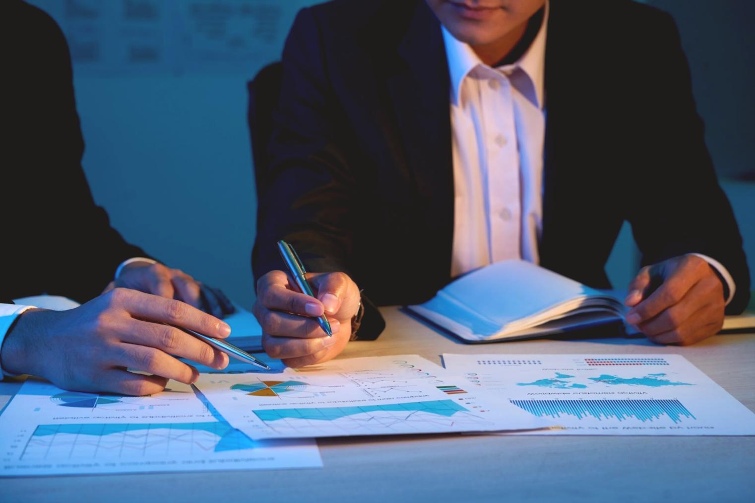 Analyse détaillée des coûts de personnel sur écran d'ordinateur